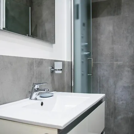 Guesthost - Largo Leopardi Modern *